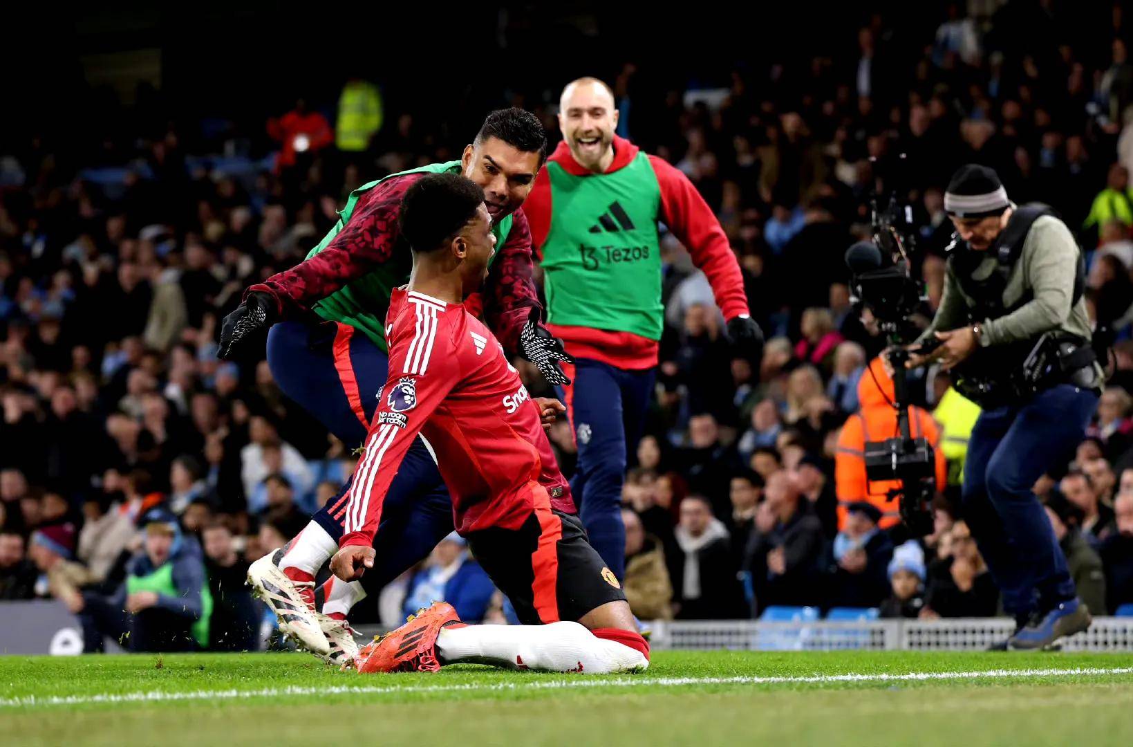 英超战火再燃,精彩进球与神级扑救引万人欢呼的简单介绍 英超战火再燃,精彩进球与神级扑救引万人欢呼的简单介绍