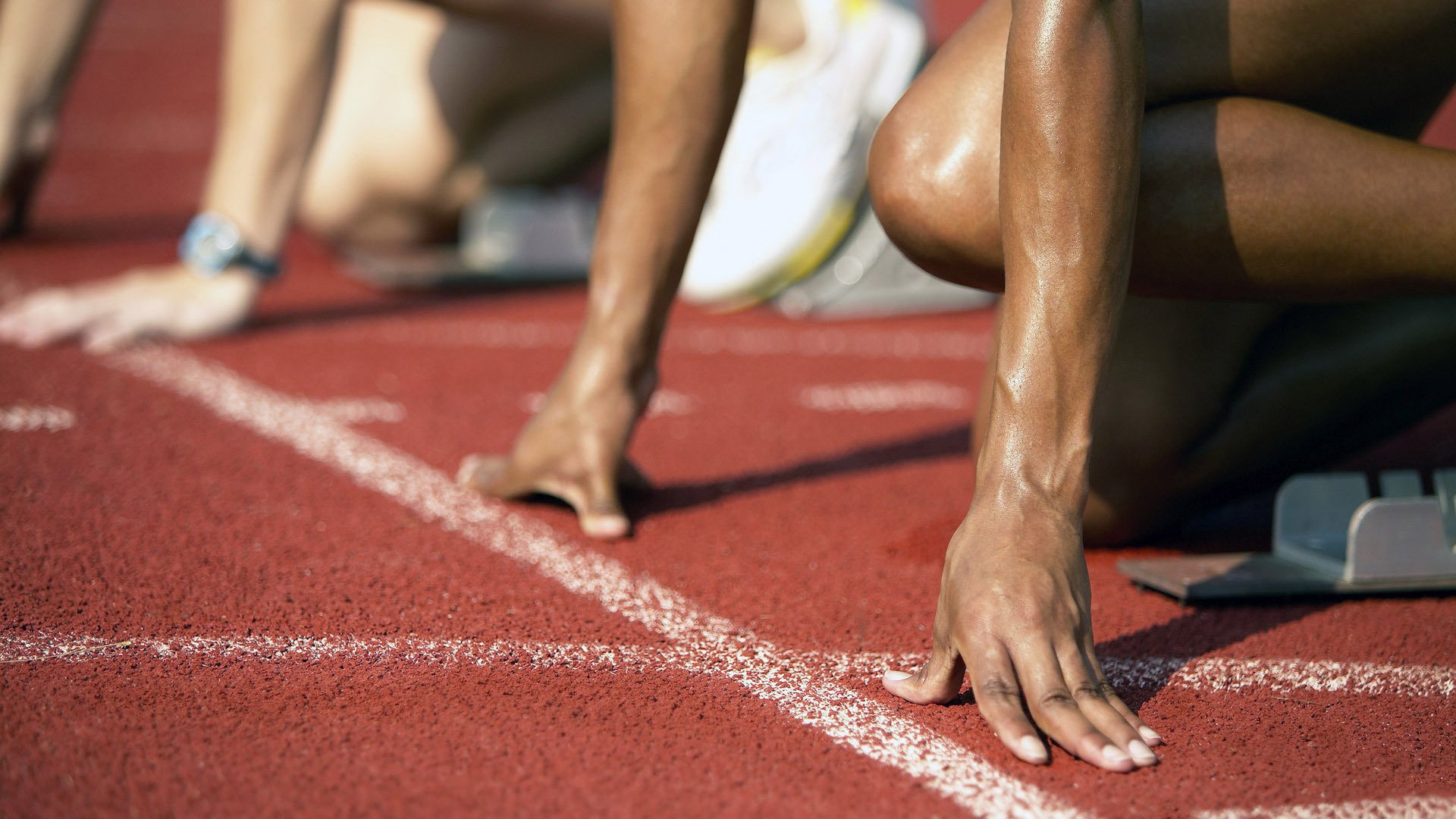 球队在全球篮球赛上战胜强大对手赢得冠军，篮球队获得冠军