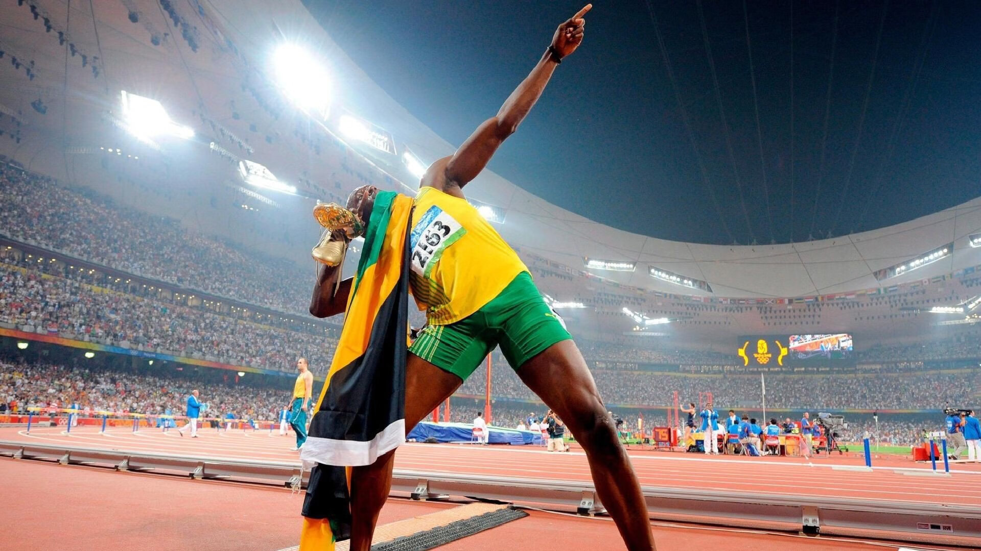 法甲夜场比赛吸引大量球迷，现场气氛火爆，法甲的比赛